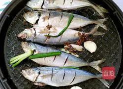 Illustration of grilling fish in the electric baking pan 9