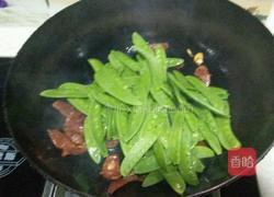 荷兰豆炒腊肠的做法图解4