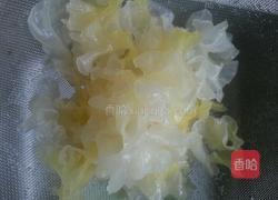 银耳枸杞炖燕窝的做法图解2