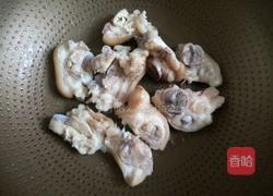 猪脚炖花生的做法图解4