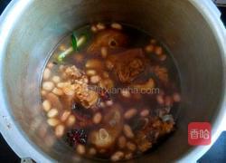 猪脚炖花生的做法图解7