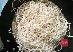 Illustration of how to make green bean braised noodles 5