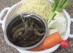 鲜虾炒面的做法图解1