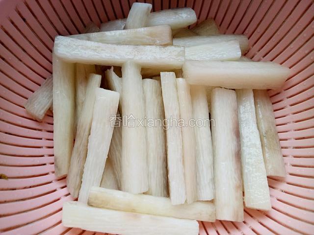 煮至七分熟盛出沥水备用
