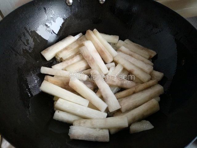 锅中放油烧热，加入山药条轻轻翻炒