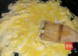 鸡蛋火腿肠炒饭的做法图解2