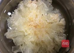 冰糖雪梨银耳红枣百合润肺润喉糖水的做法图解1