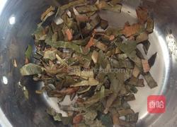枇杷叶黑豆水的做法图解1