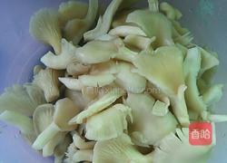 平菇炒肉片的做法图解1