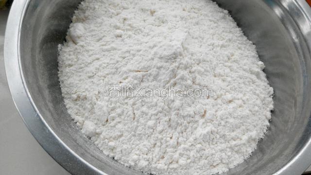 把面粉和泡打粉倒入盆中混合均匀。