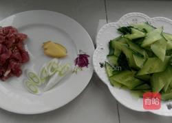 黄瓜炒肉的做法图解1