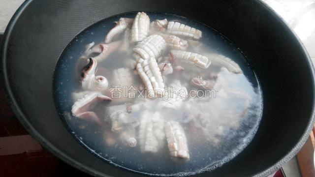 锅中添水烧开，把鱿鱼倒入锅中烫一下，马上捞出沥干水份。