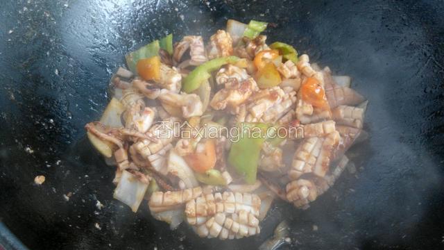 把尖椒和洋葱一起放入锅中炒匀。