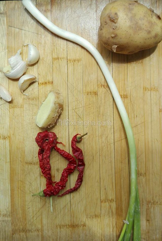 准备食材，土豆，葱，姜蒜，辣椒