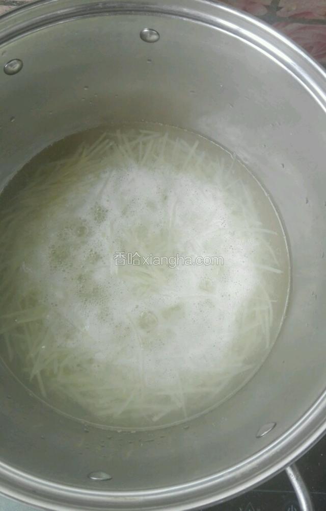 将土豆丝捞出，倒入滚烫的锅中，约的2分钟，煮至6分熟