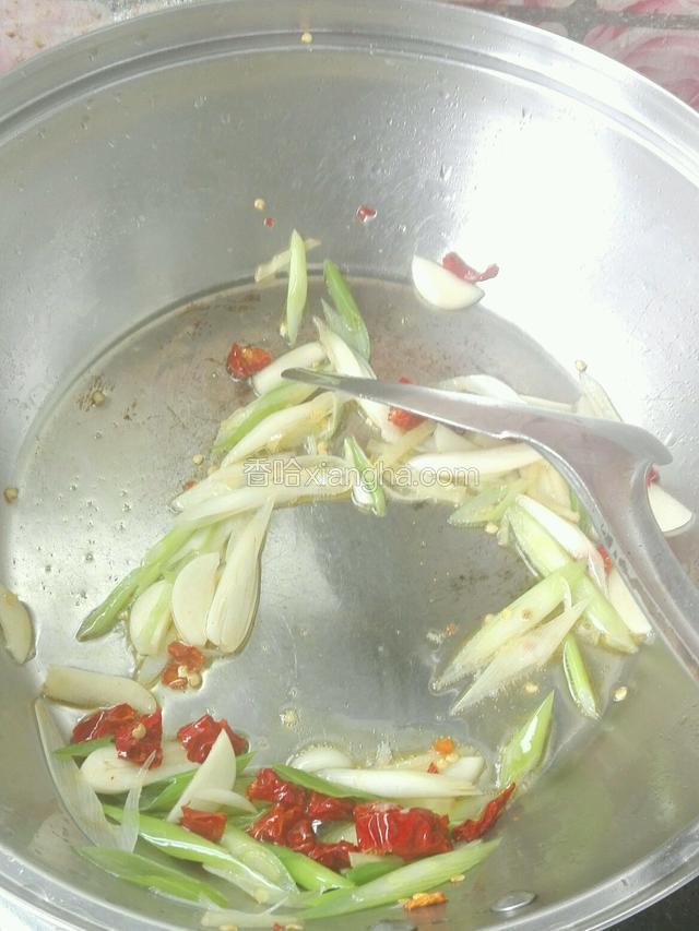 油热后，倒入葱姜蒜辣椒爆香，转小火快速炒熟