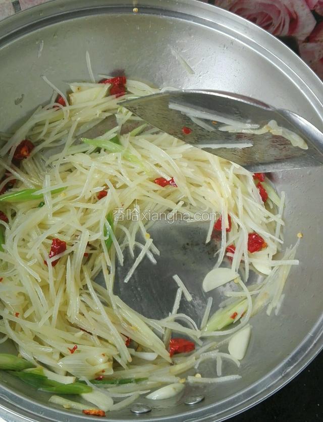 加入土豆丝，快速翻炒约两分钟