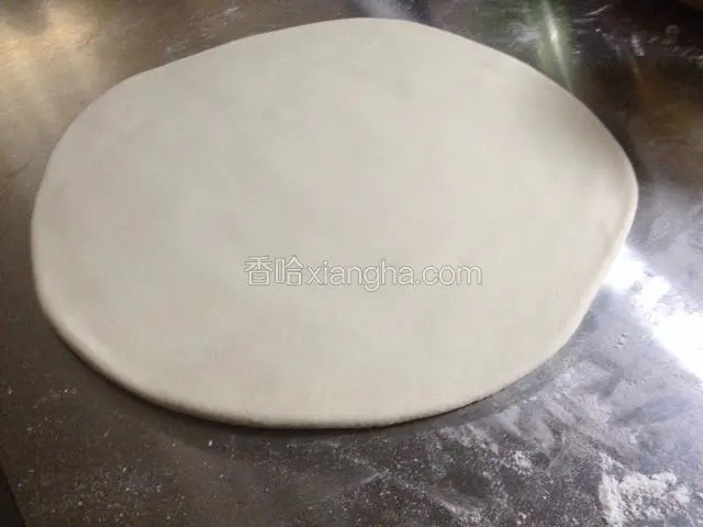 擀成薄饼状