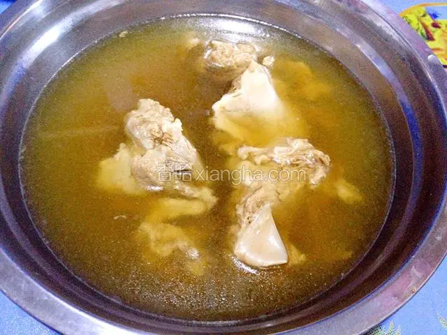 高压锅压好羊肉汤，加入炖羊肉的料