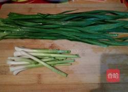 蒜苗炒豆腐的做法图解1