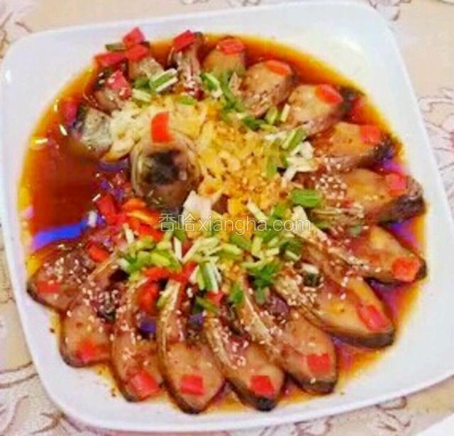 倒入适量油，香油，味极鲜（不要用红烧酱油噢哦！影响美观）。
中火蒸十五分钟左右，撒上葱末和芝麻就可以出锅了。