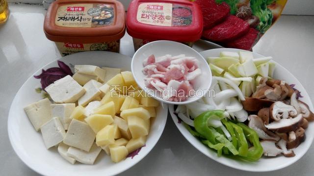 准备好食材，五花肉切片，角瓜，土豆和豆腐切块，香菇，洋葱和辣椒切丝。