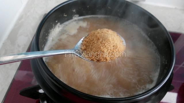 先小火再转大火烧开，放入一勺牛肉粉搅拌均匀。