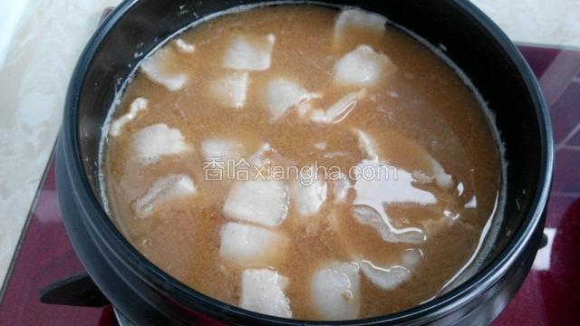 把肉和土豆放入锅中煮开后，转小火煮至土豆基本熟了。