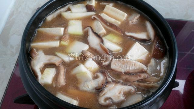 放入角瓜，香菇和豆腐煮开后再煮个三五分钟。