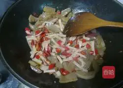 Illustration of how to stir-fry konjac with kimchi 6