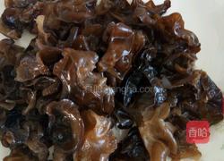 白菜胡萝卜扒木耳的做法图解2