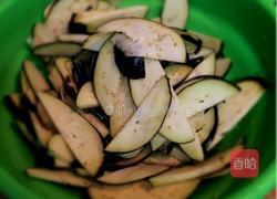 青椒肉片煎茄子的做法图解1