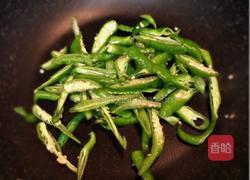 青椒肉片煎茄子的做法图解2