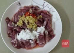 丝瓜炒瘦肉的做法图解1