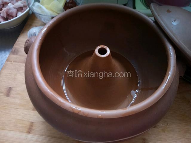 此时准备好汽锅，和放在汽锅下面的盛水的器皿