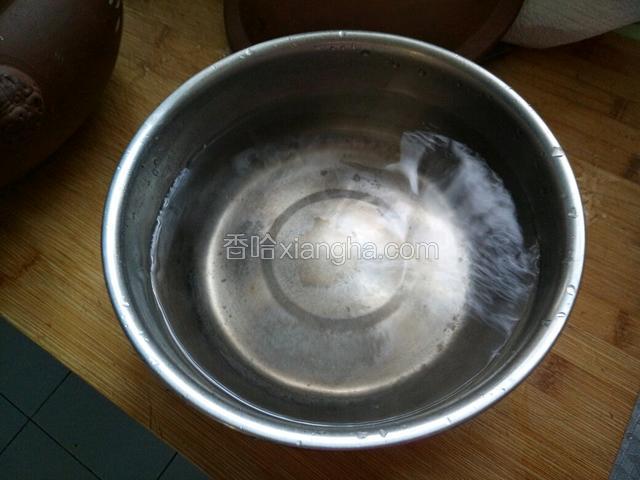 汽锅下面的器皿应该要比汽锅小，这样水开后水蒸气不会外漏，直接作用在汽锅底部