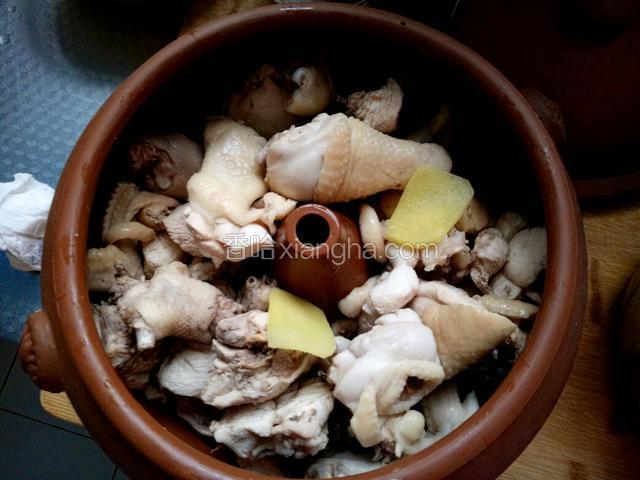 汽锅中放入鸡块