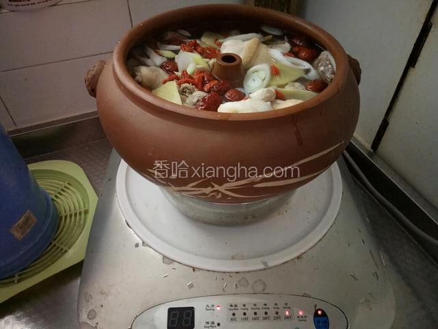 汽锅坐在准备好的器皿上，然后放在电磁炉上加热