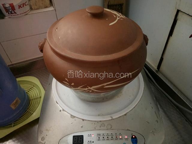 盖上汽锅锅盖，炖煮两个小时左右