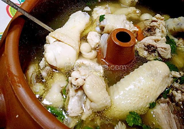 继续炖煮一小时左右，鸡肉软烂，汤汁鲜美