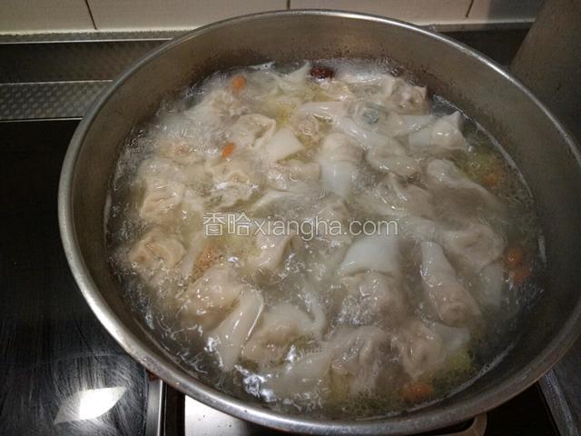 鸡汤直接喝鲜美无比，还可以用来煮面，做汤，我顺便做了鸡汤馄饨