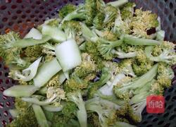 西兰花炒肉片的做法图解1