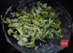 西兰花炒肉片的做法图解5