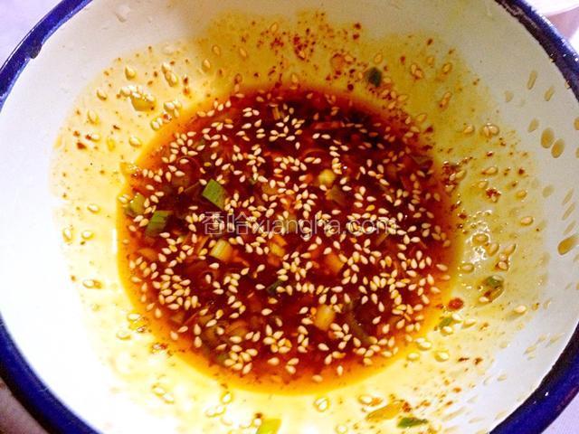 加盐、酱油、醋、味精搅匀