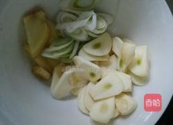 牛肉炖酸菜的做法图解2