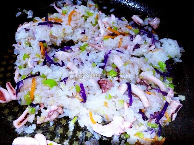 放入米饭炒匀；