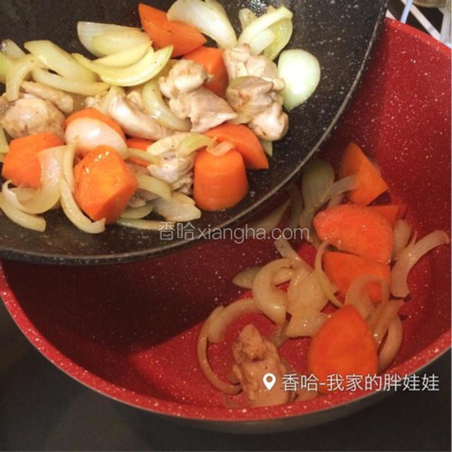 把炒锅里的鸡腿肉和胡萝卜等，翻倒进干净的煮锅里
