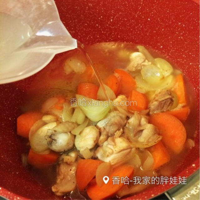 然后加入500ml清水，大火煮开