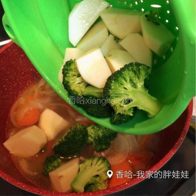 这时锅里加入切好的土豆与绿色花菜