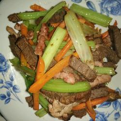 西芹胡萝卜炒双肉的做法[图]